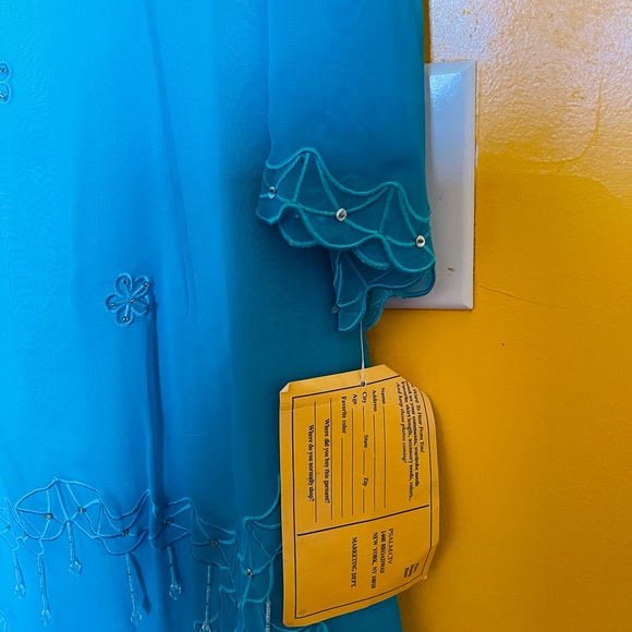 Beautiful dress - Picture 3 of 5